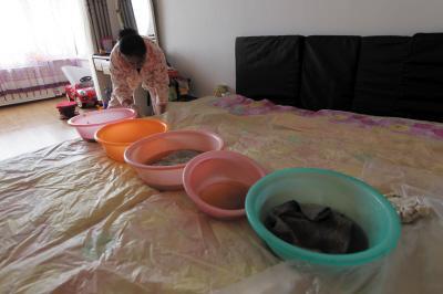同仁楼上漏水，住户失联，小区没物管，业主维权难！律师来支招……